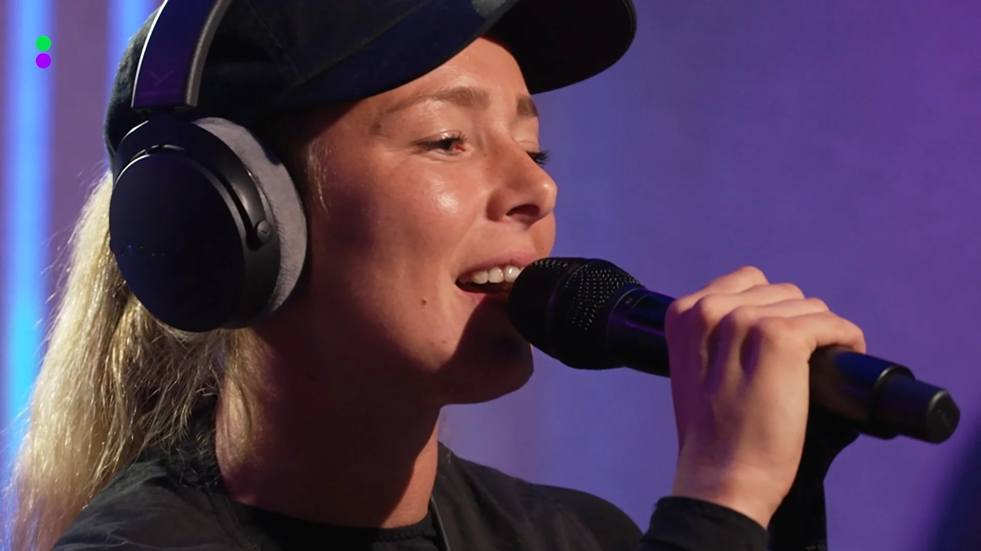 SERA speelt Hurt Me live!