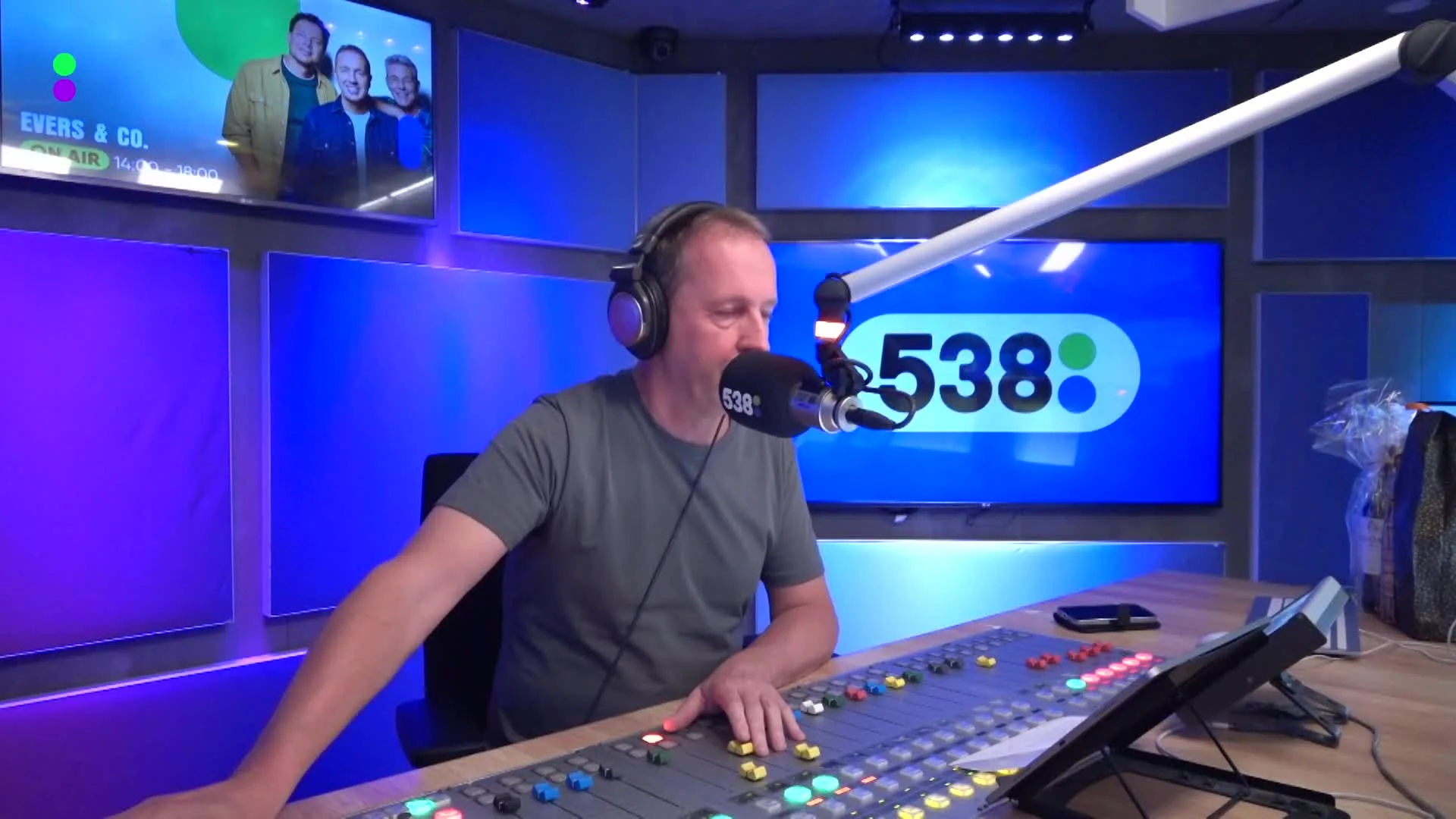 Edwin Evers belt met de formatieleden