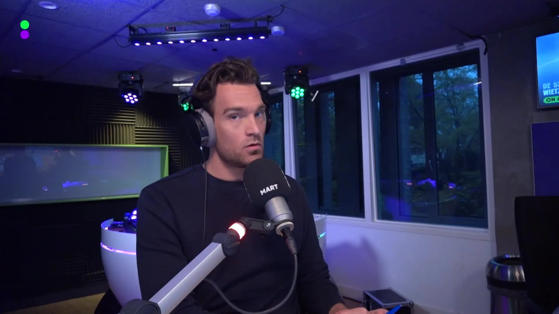 Wietze en Klaas bellen met John van den Heuvel over de aanhouding van advocaat Inez Weski