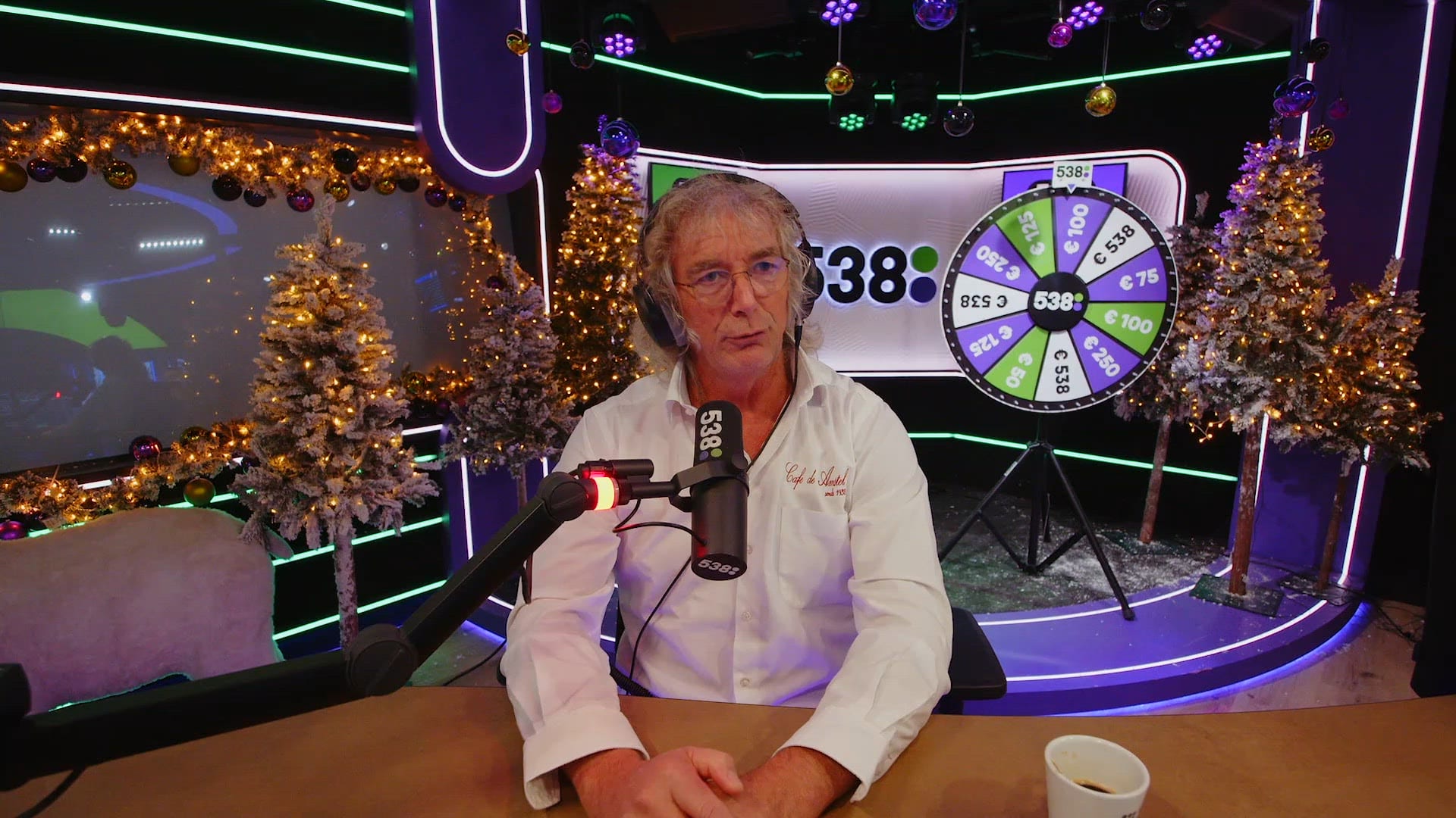 Arie vertelt mop over vieze lucht.