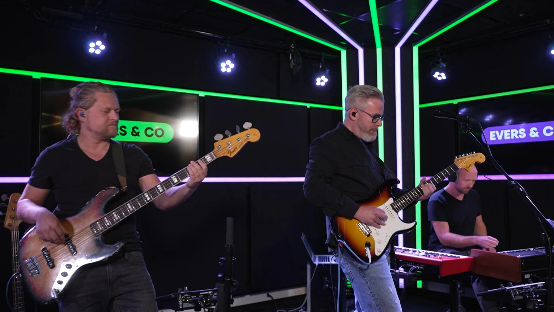 Ed Struijlaart speelt Slow Dancing in a Burning Room van John Mayer bij Evers & co.