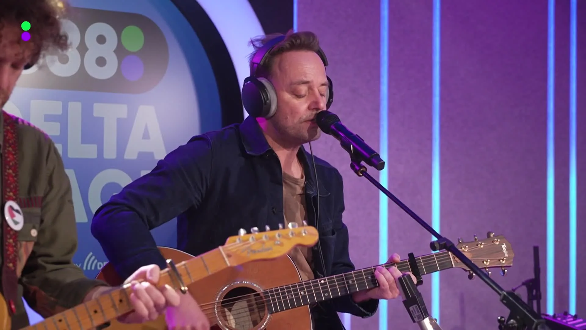 Emotioneel optreden van Niels Geusebroek voor Jeroen en overleden zoontje Kasper