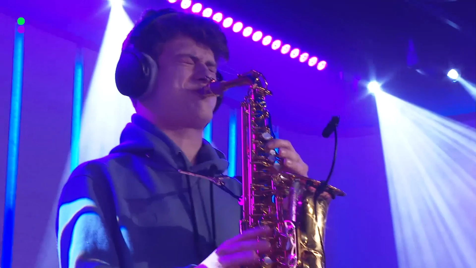Saxofoon-held Karsten doet Suzan en Freek, Freek reageert!