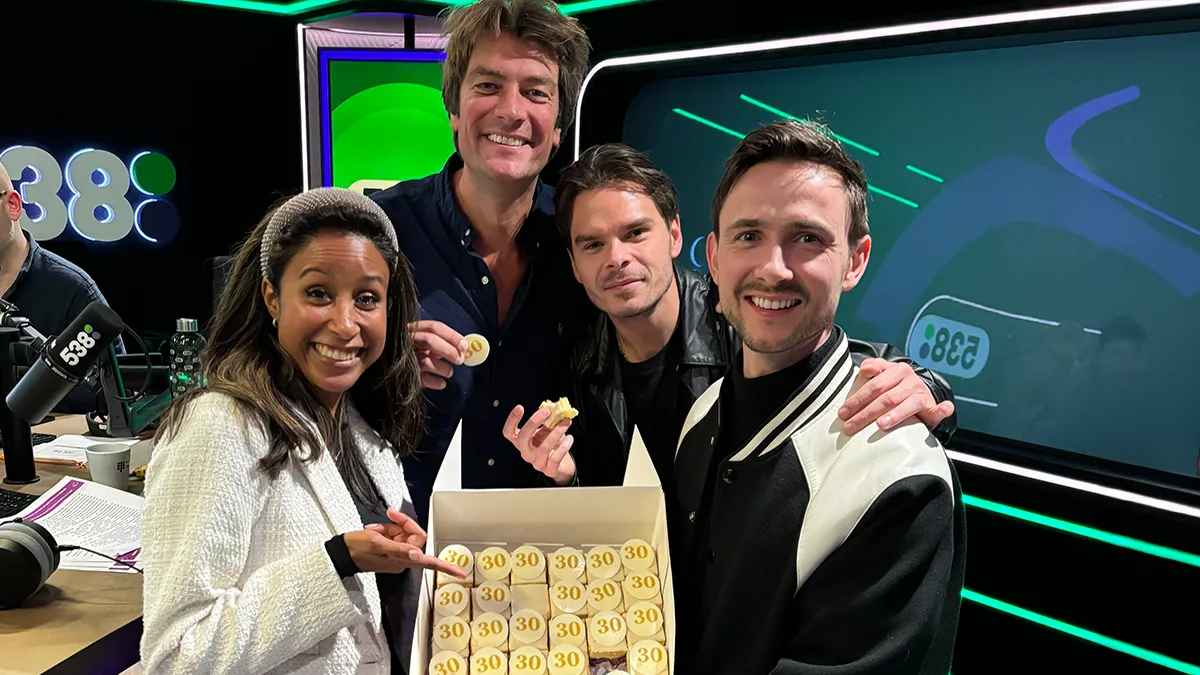 Lucas & Steve primeuren nieuwe single Heart First en worden verrast door Frank! 🤩