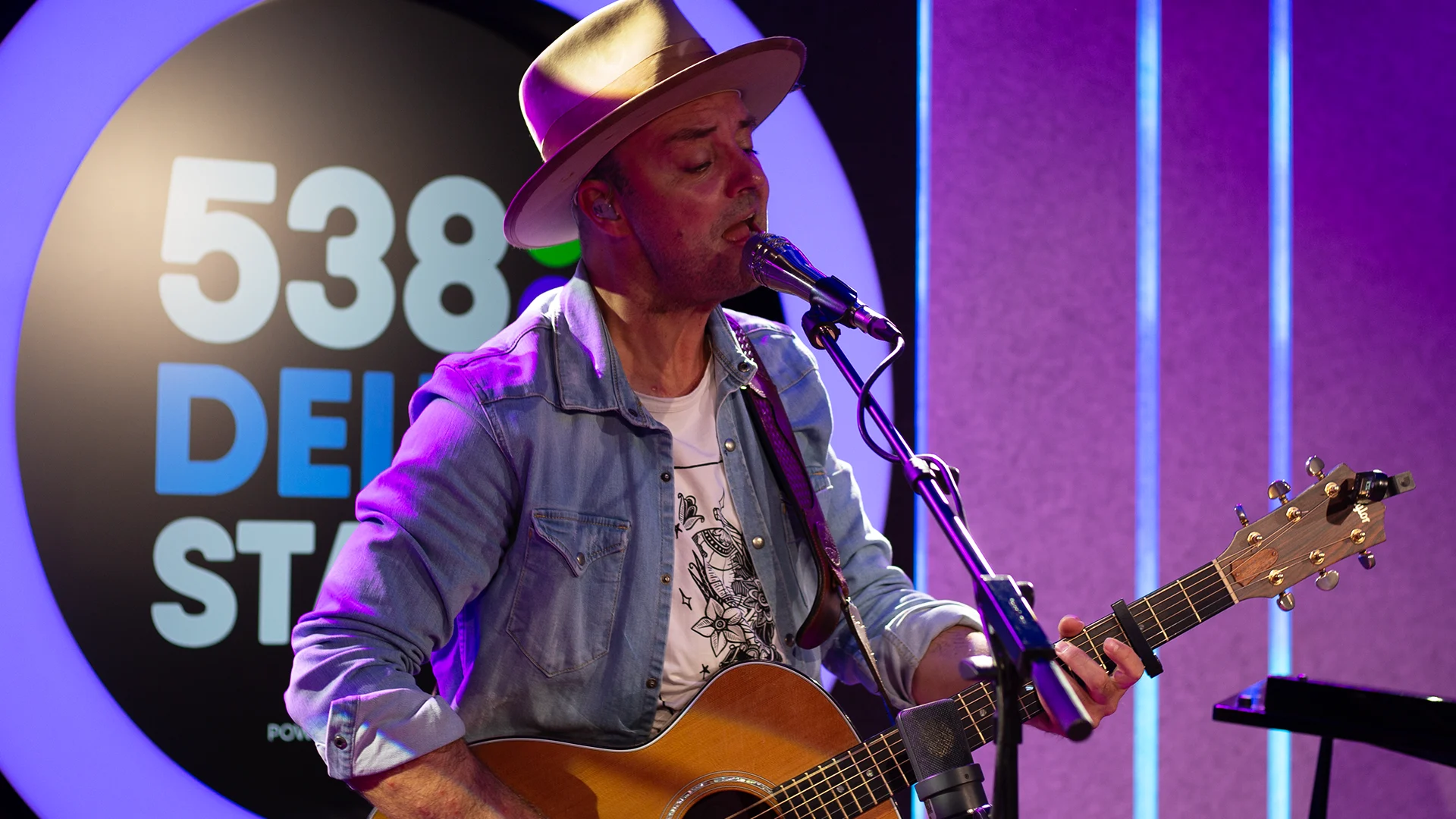 Niels Geusebroek zorgt voor kippenvel met akoestische versie van Year Of Summer