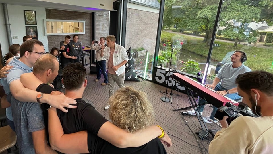 Jaap Reesema verrast Brownies & DownieS-medewerkers met de 538 Energy Boost