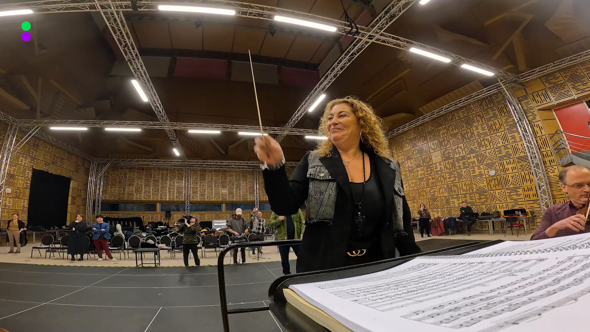 Chantals wens komt uit: een orkest van 90 muzikanten dirigeren!