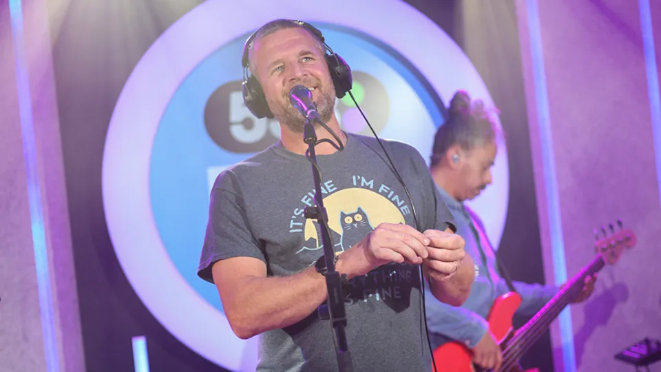 Racoon zingt single Nickel For Goodbye live op Radio 538!