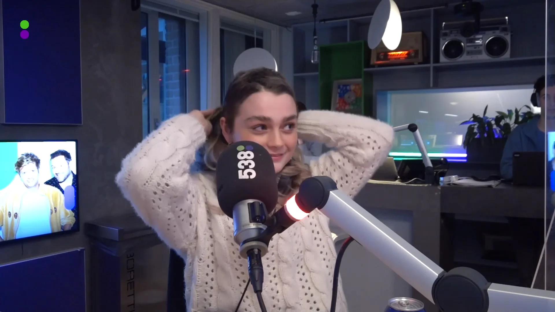 Sterre (18) dolblij met Stichting Haarwensen