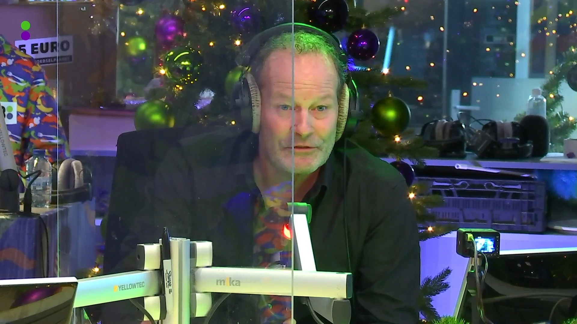 Danny Blind veilt gesigneerd Ajax-shirt