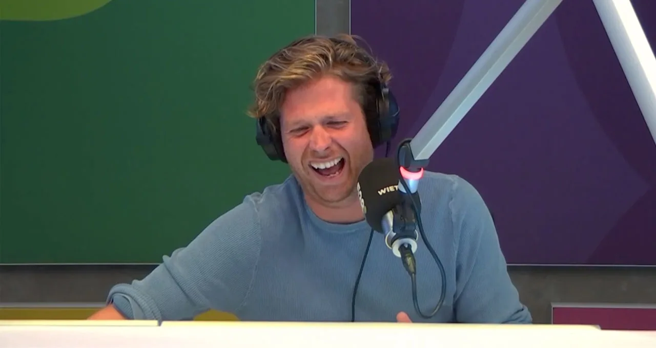 Wietze weet het zeker: z’n telefoon luistert hem af!