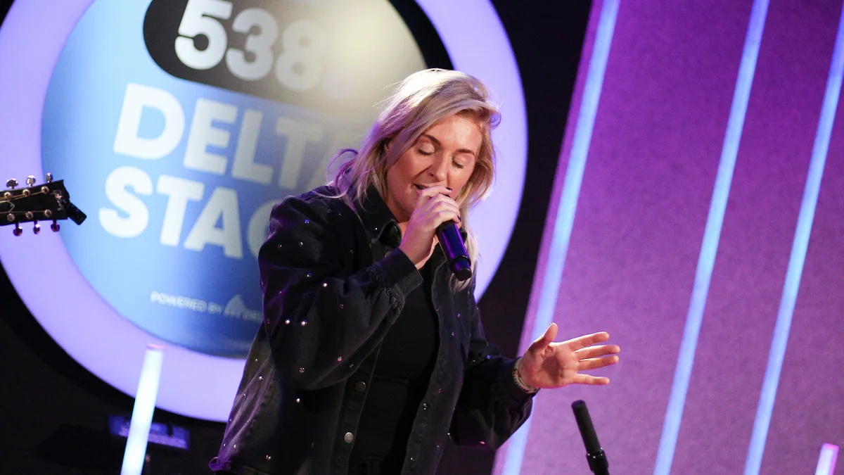 'Zo'n gaaf nummer!' Miss Montreal maakt indruk met Altijd Onderweg!