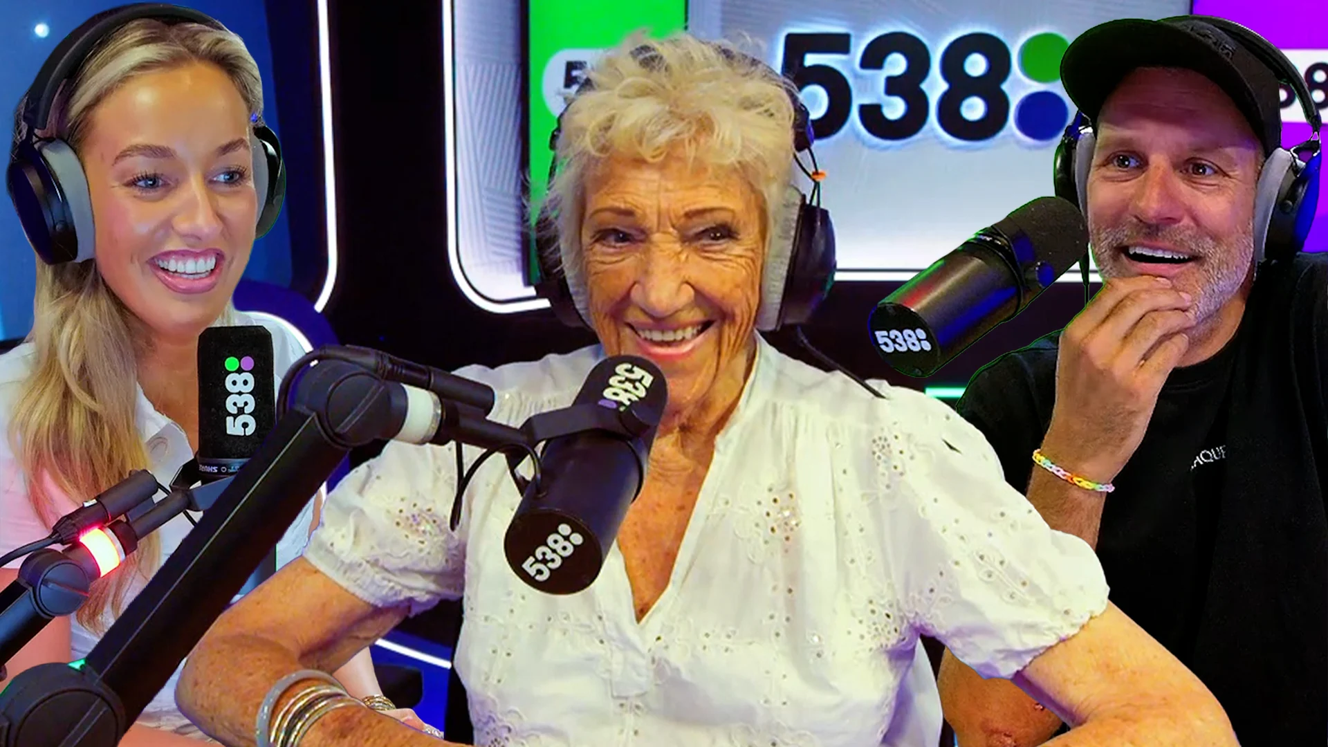 Julia's Omi haalt alles uit het leven! 💃🍷