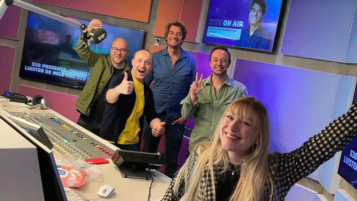 Niels Geusebroek live met romantisch nummer!