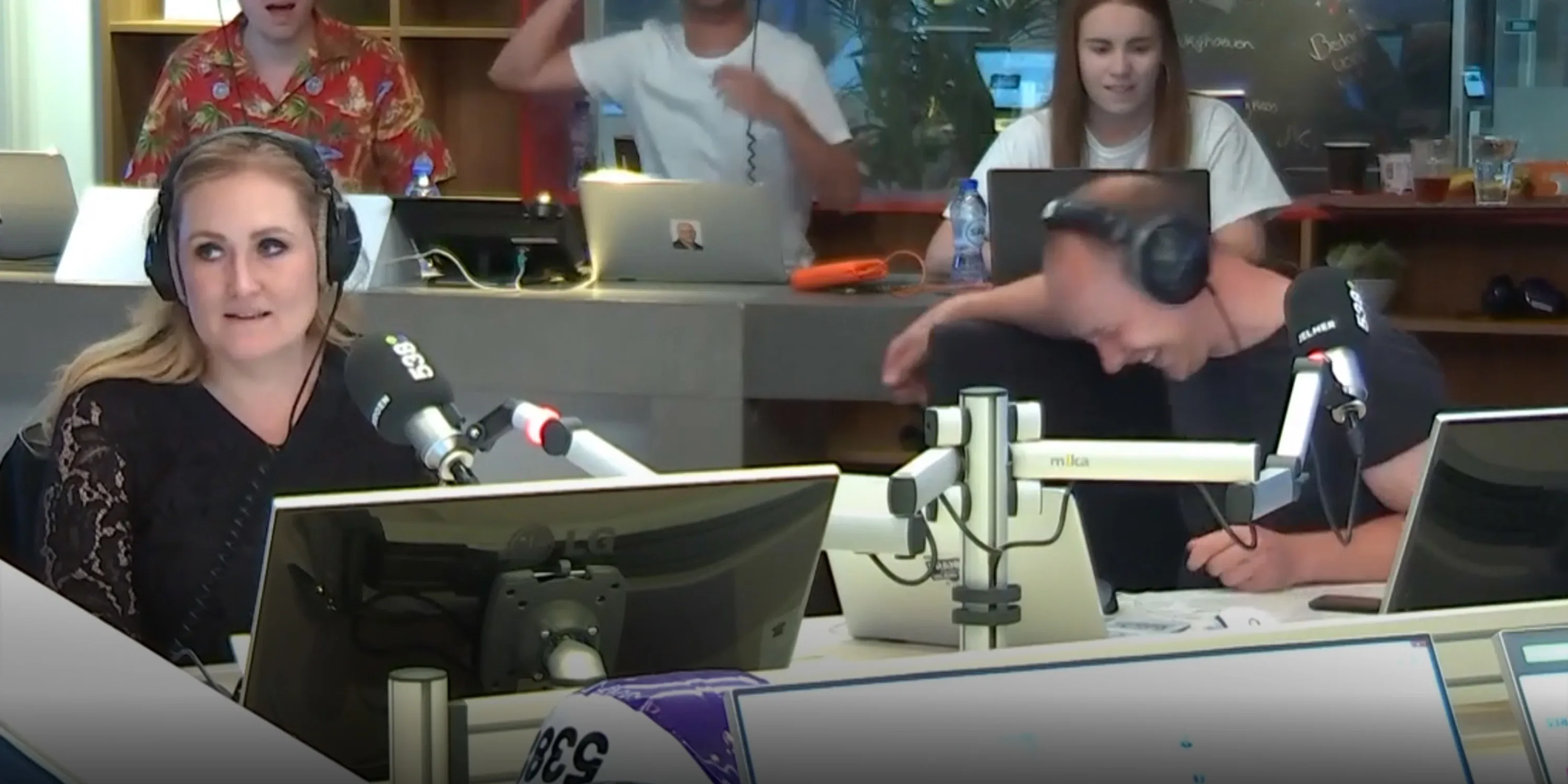 Ongemakkelijke stilte na grap van sidekick Jelmer!