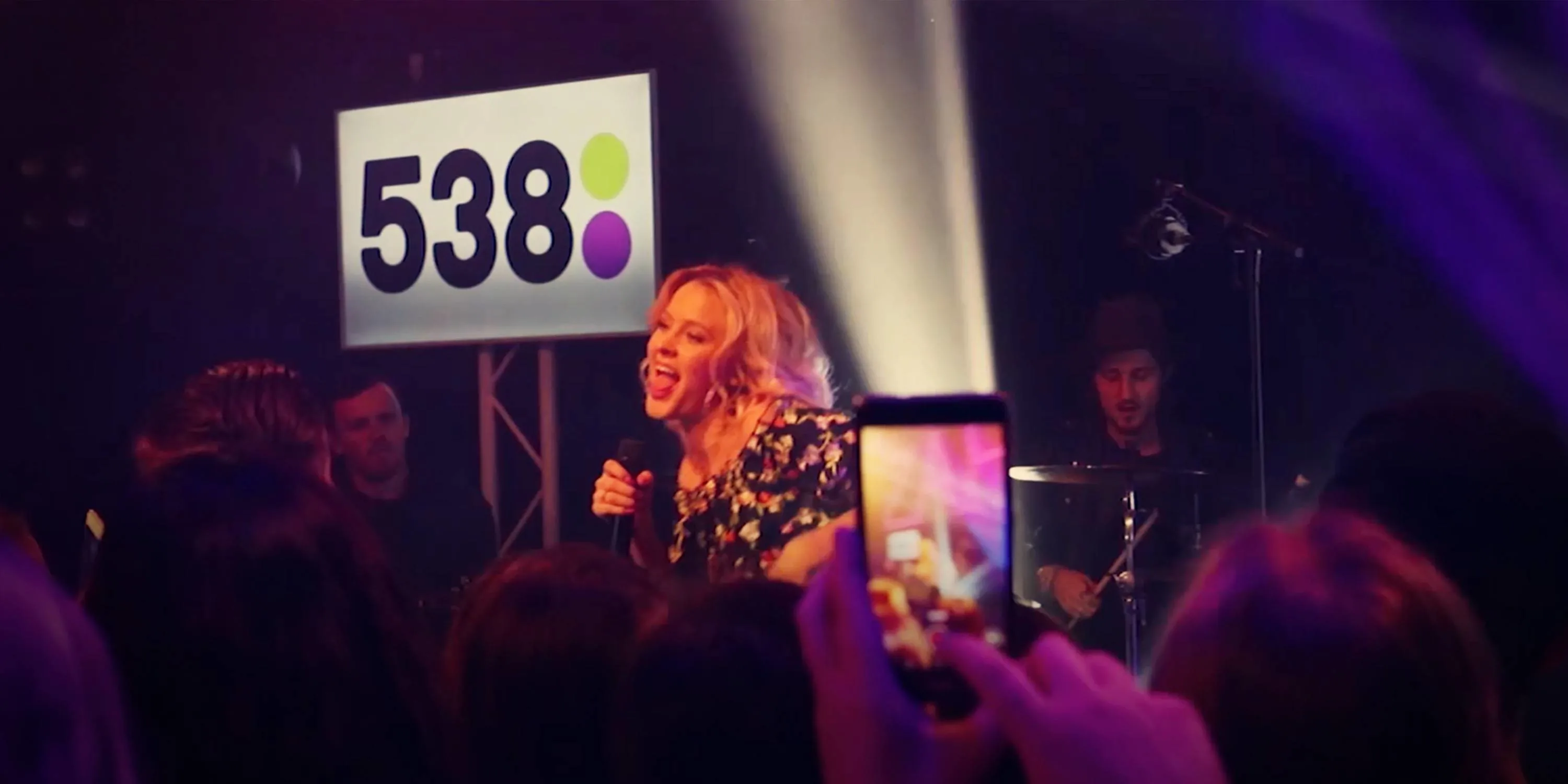 Dit heb je gemist tijdens de secret showcase van Zara Larsson!