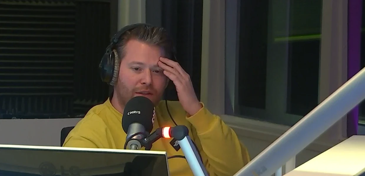 Er is een vrouw in Chris z'n DM geslide... 👀