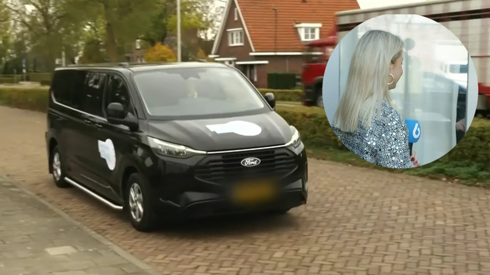 Nieuws van de Dag-stemtaxi haalt wel héle bijzondere gast op