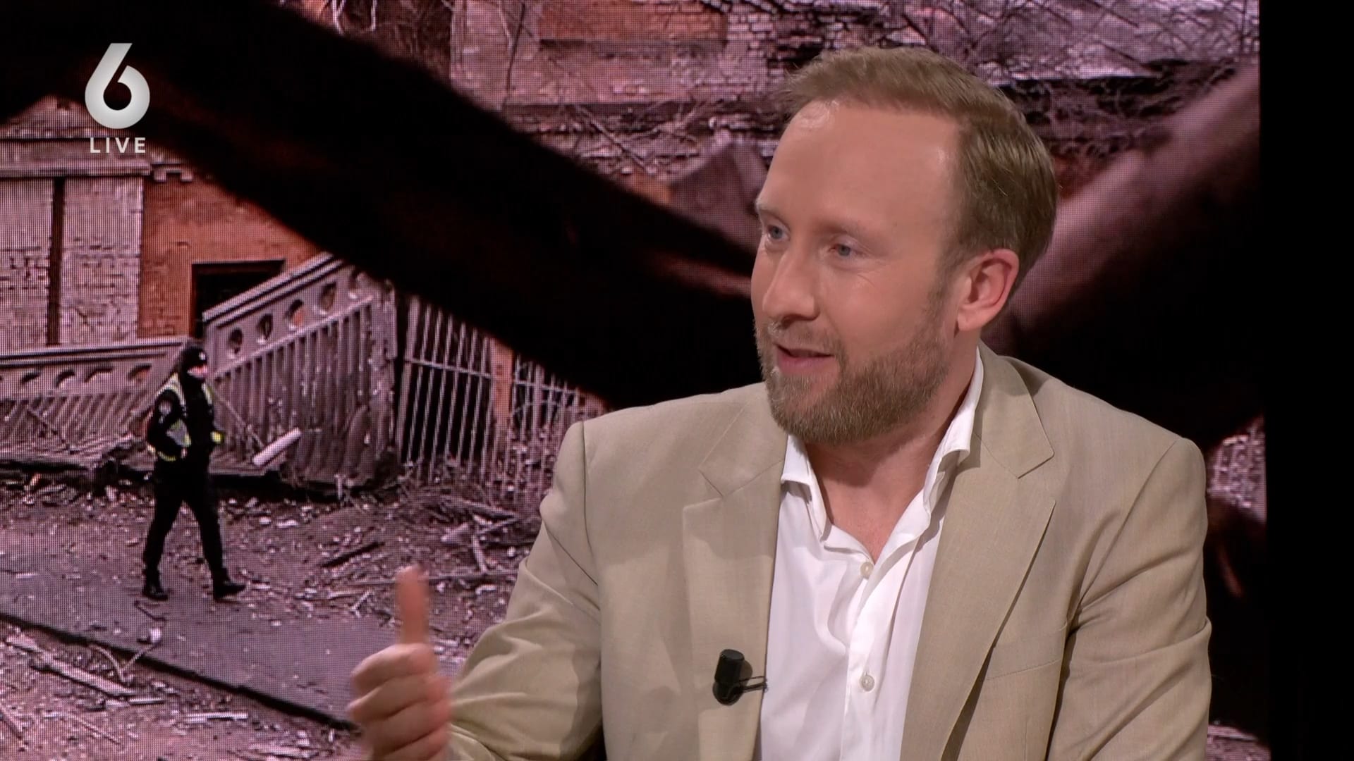 Raymond Mens en Tomasz Blom over de harde aanpak van Trump