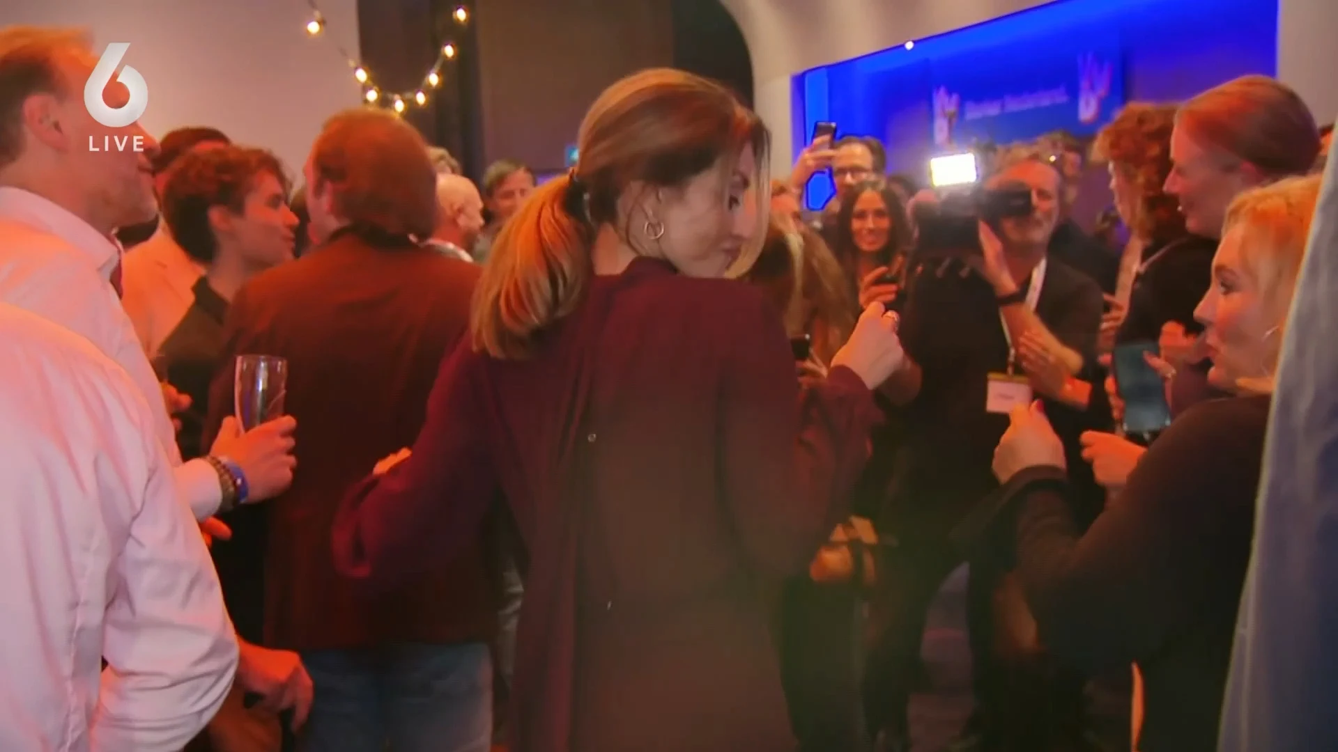 ZIEN: Yeşilgöz danst erop los tijdens VVD-bijeenkomst