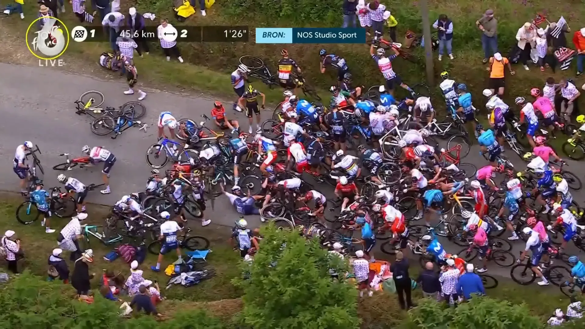 Toeschouwers zijn vaak levende obstakels tijdens Tour de France