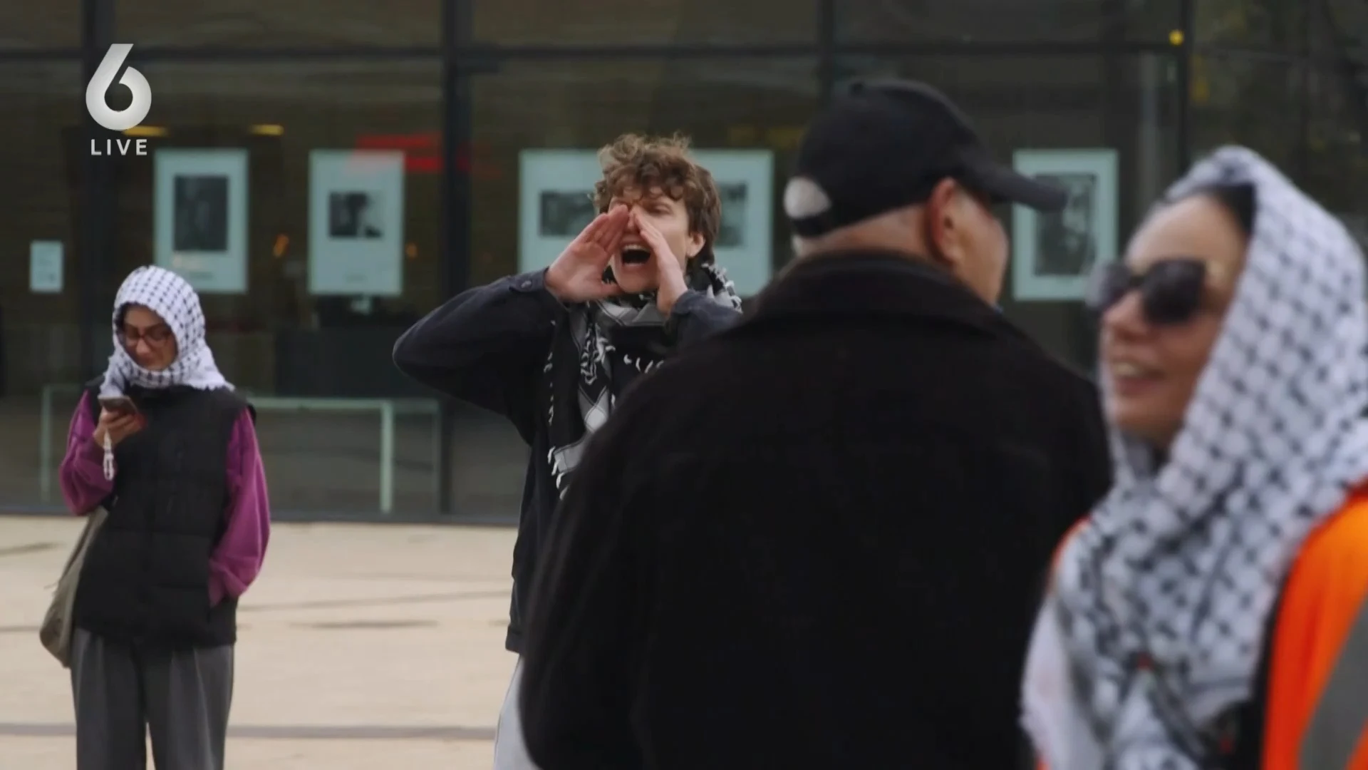 Demonstranten eisen onmiddellijk ontslag van universitair docent