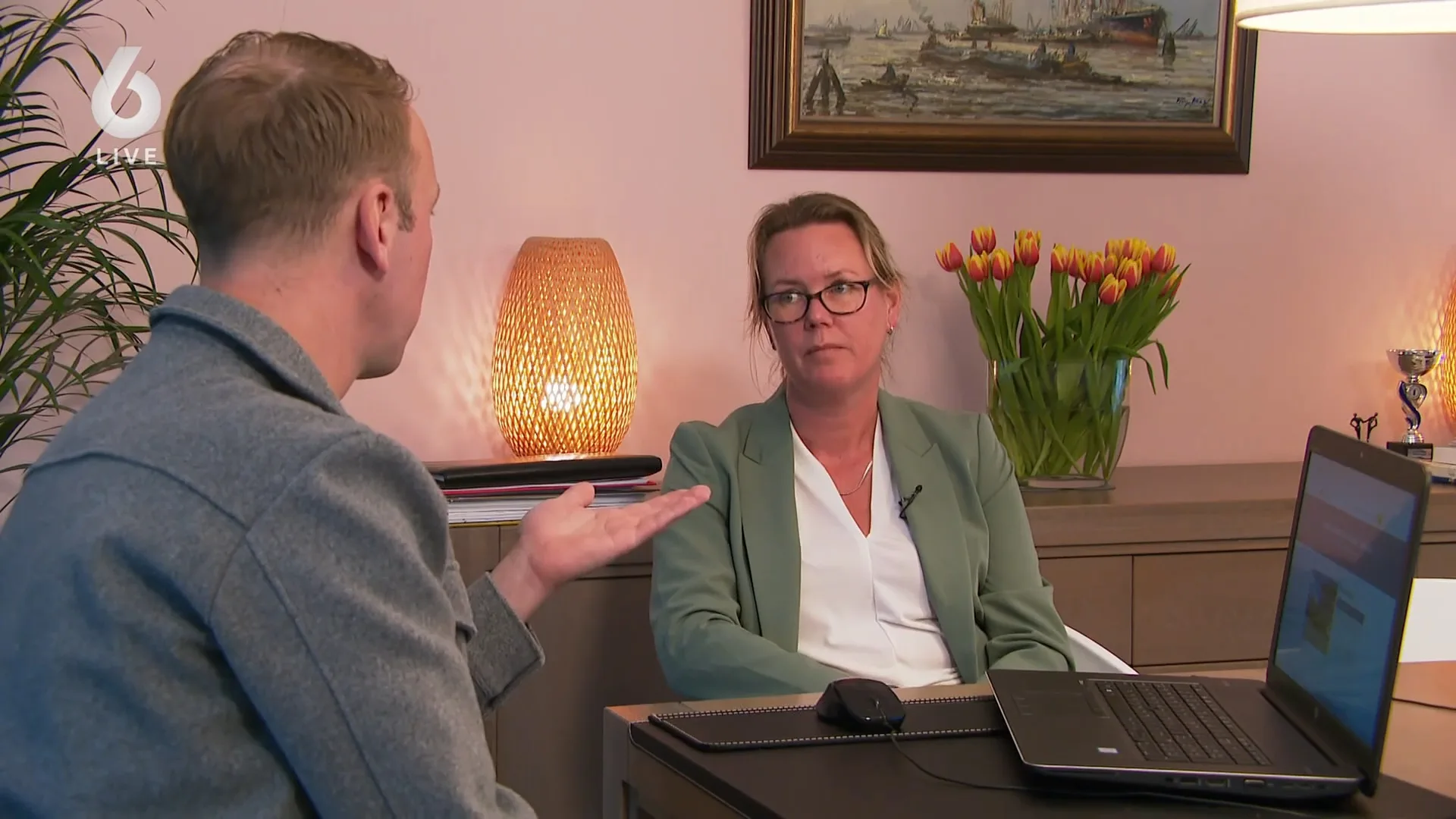 Makelaar laat geïnteresseerden in openbaar op woning bieden