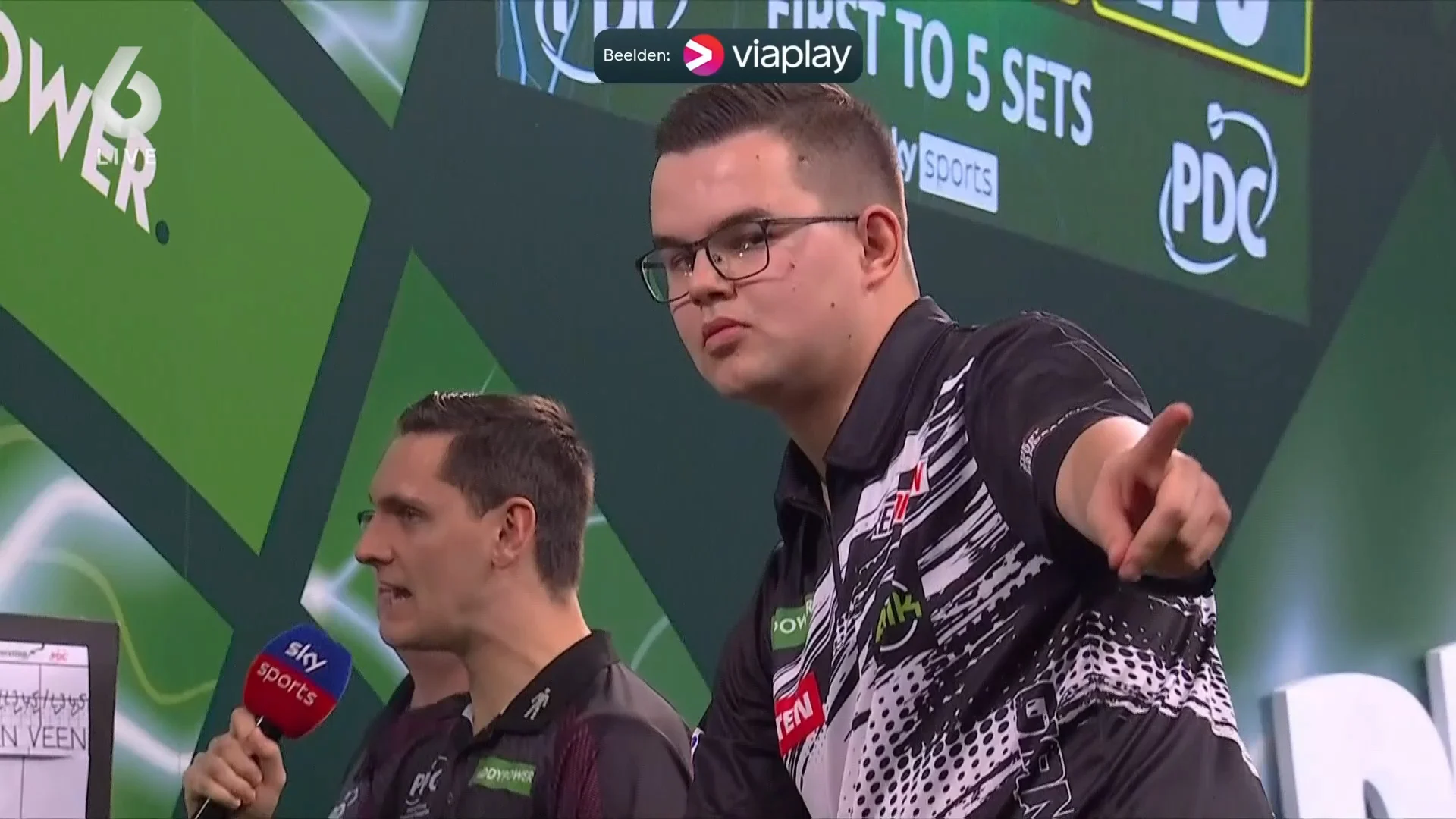 Dartsensatie Van Veen (23) bereikt finale WK: 'Waanzinnig'