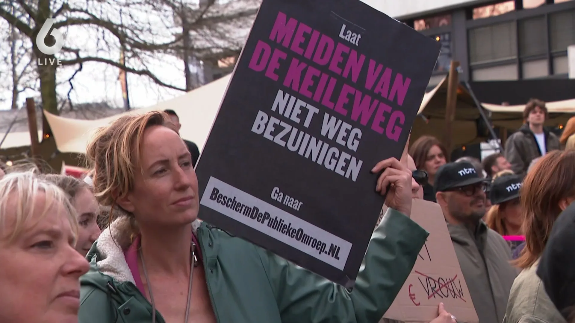 'Bezuinig op wapens in plaats van op de NPO!'