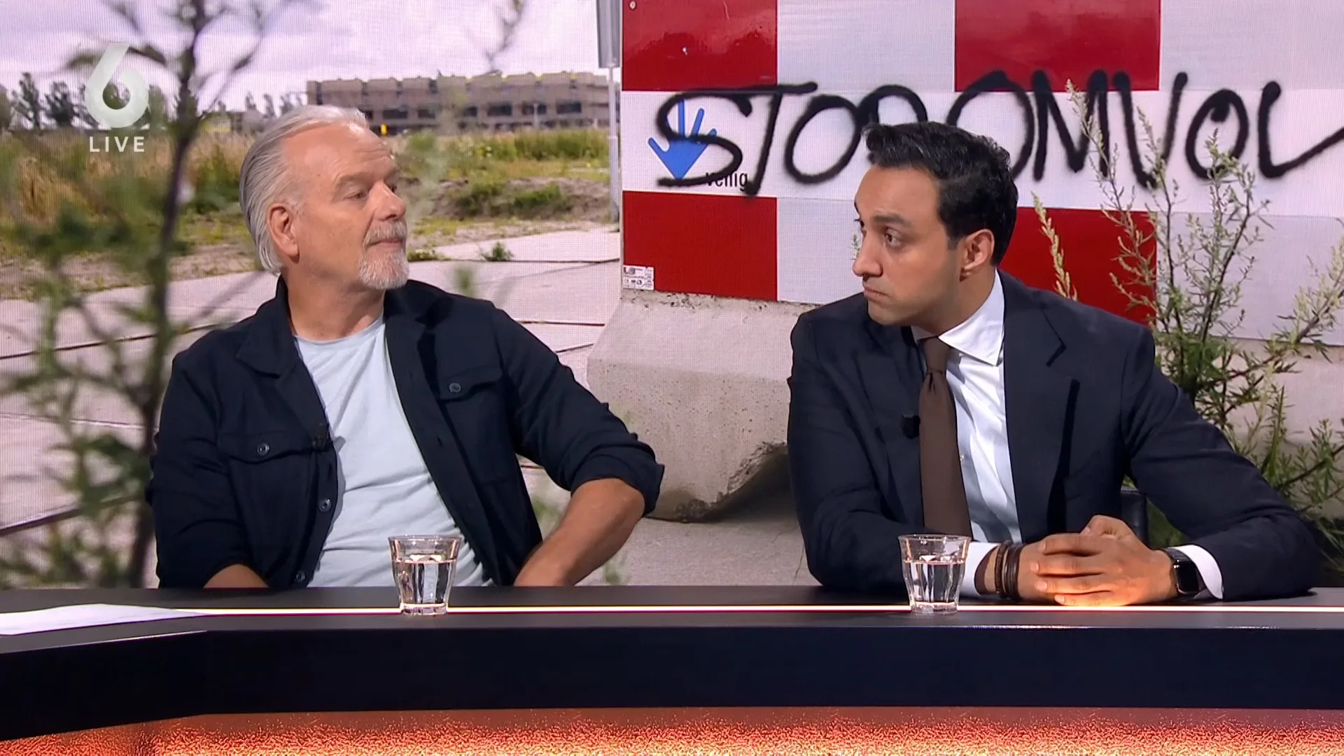 'Overal in ons land worden AZC's erdoorheen gedrukt'