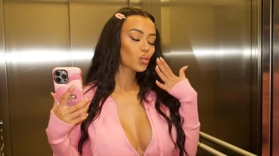 Ex On The Beach-ster Yasmine straalt in prachtige zwangerschapshoot