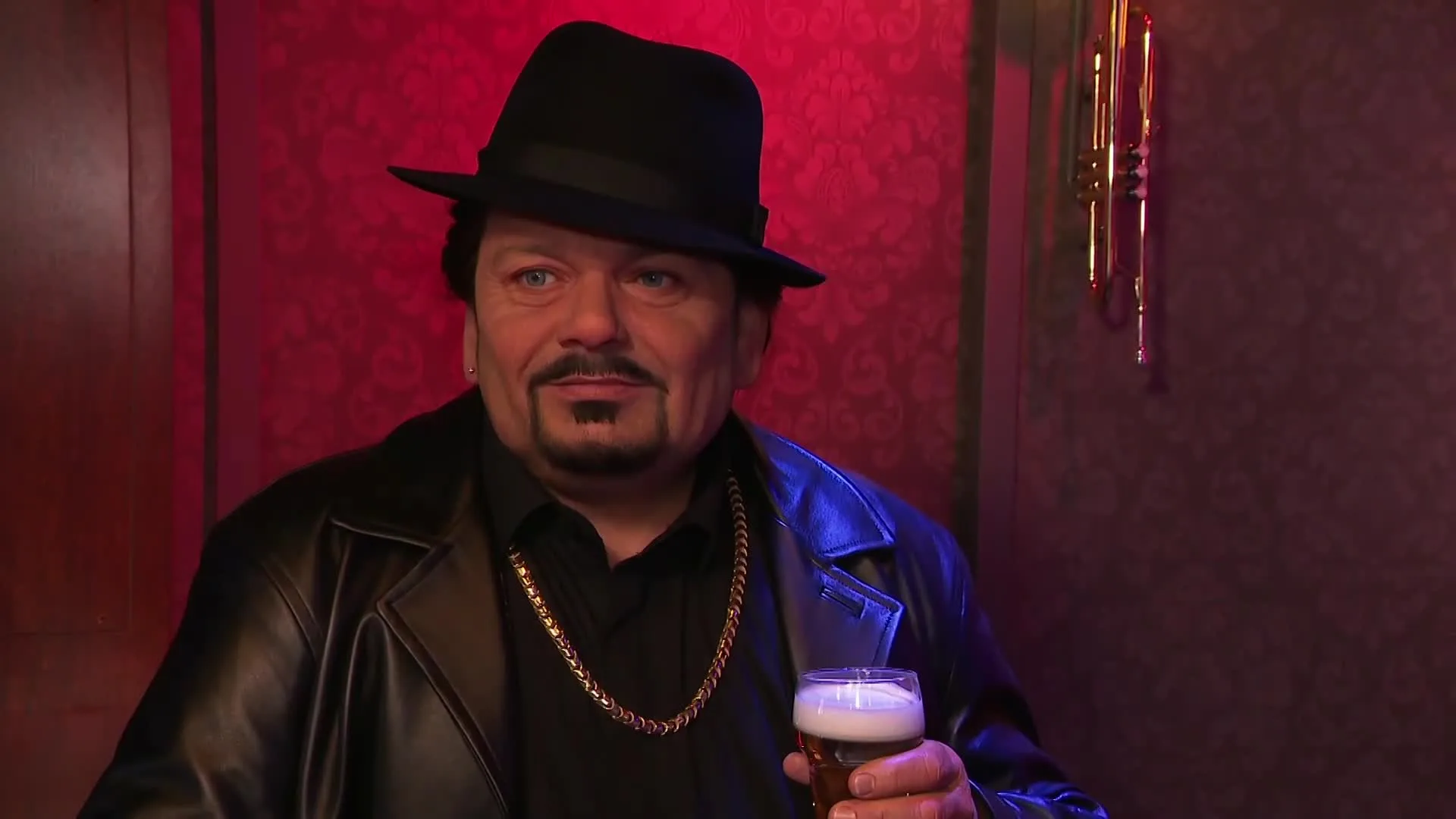 Rachel Hazes aan de bar met wassen beeld André