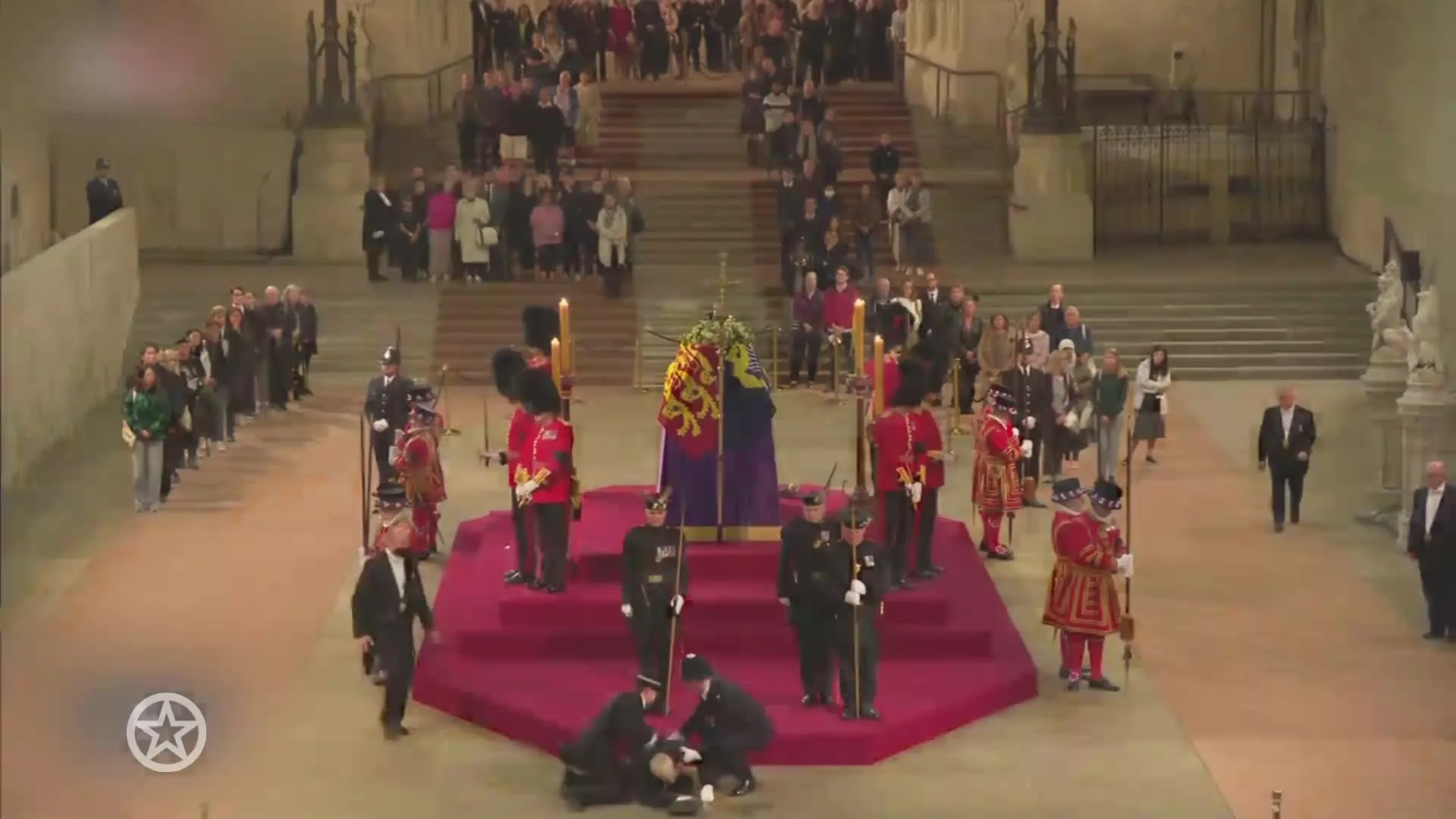 Beveiliger valt flauw naast kist Queen Elizabeth