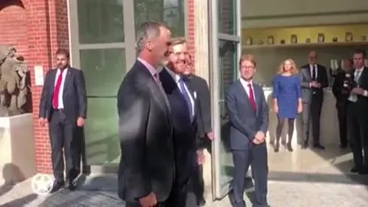 Koning grapt: 'Welke baard vind je leuker?'