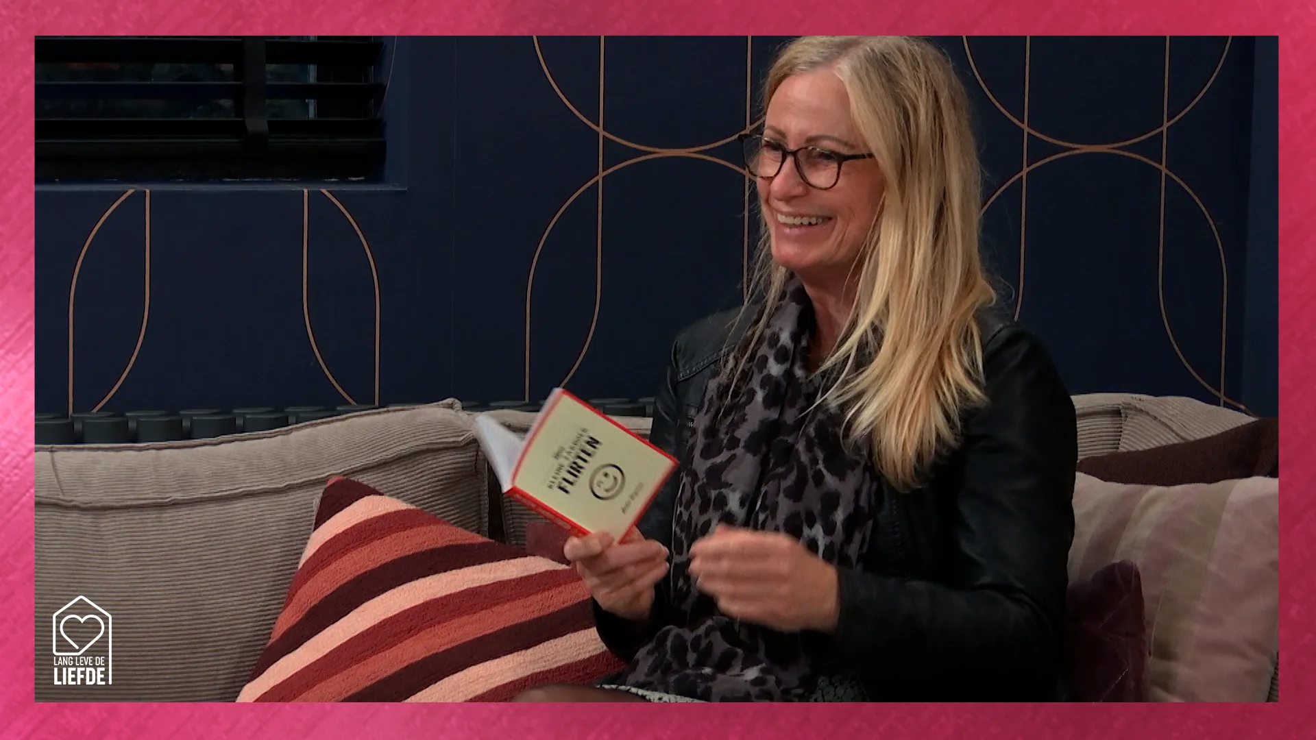 Jacky geeft Edward een lesje flirten