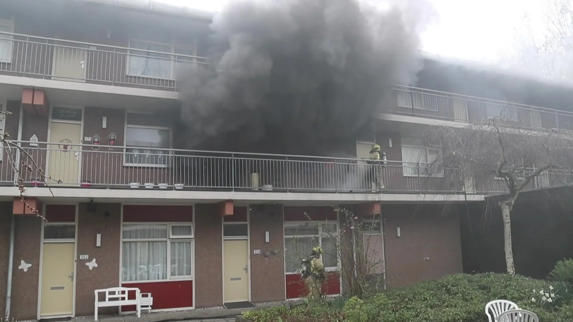Woning Leidschendam onbewoonbaar en gewonde na uitslaande brand