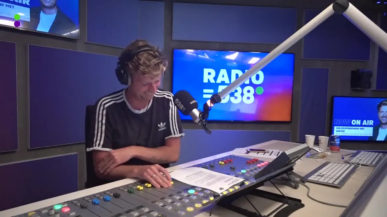 Davina Michelle zingt volkslied tijdens Dutch Grand Prix