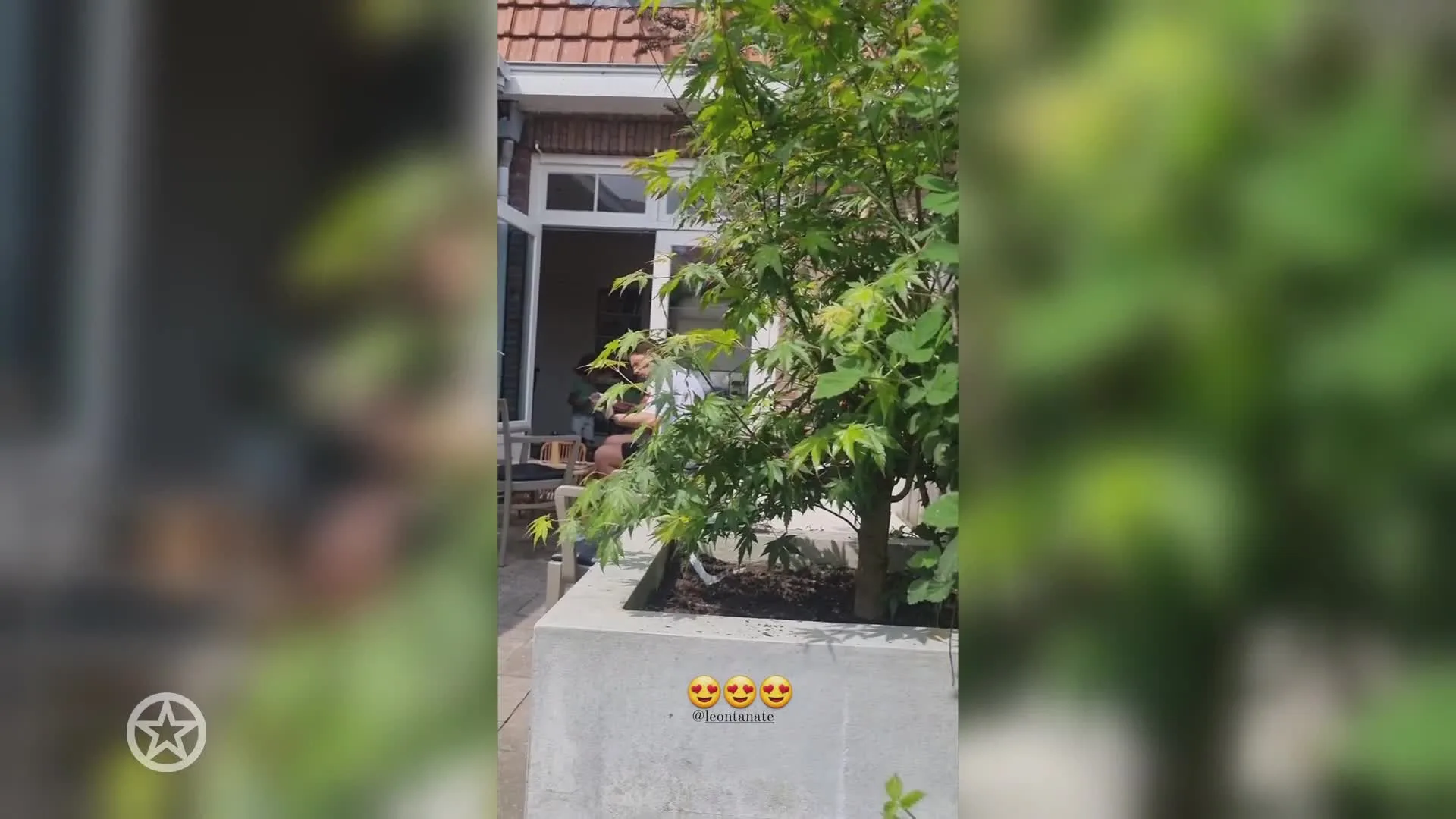 Vriend Josje speelt gitaar