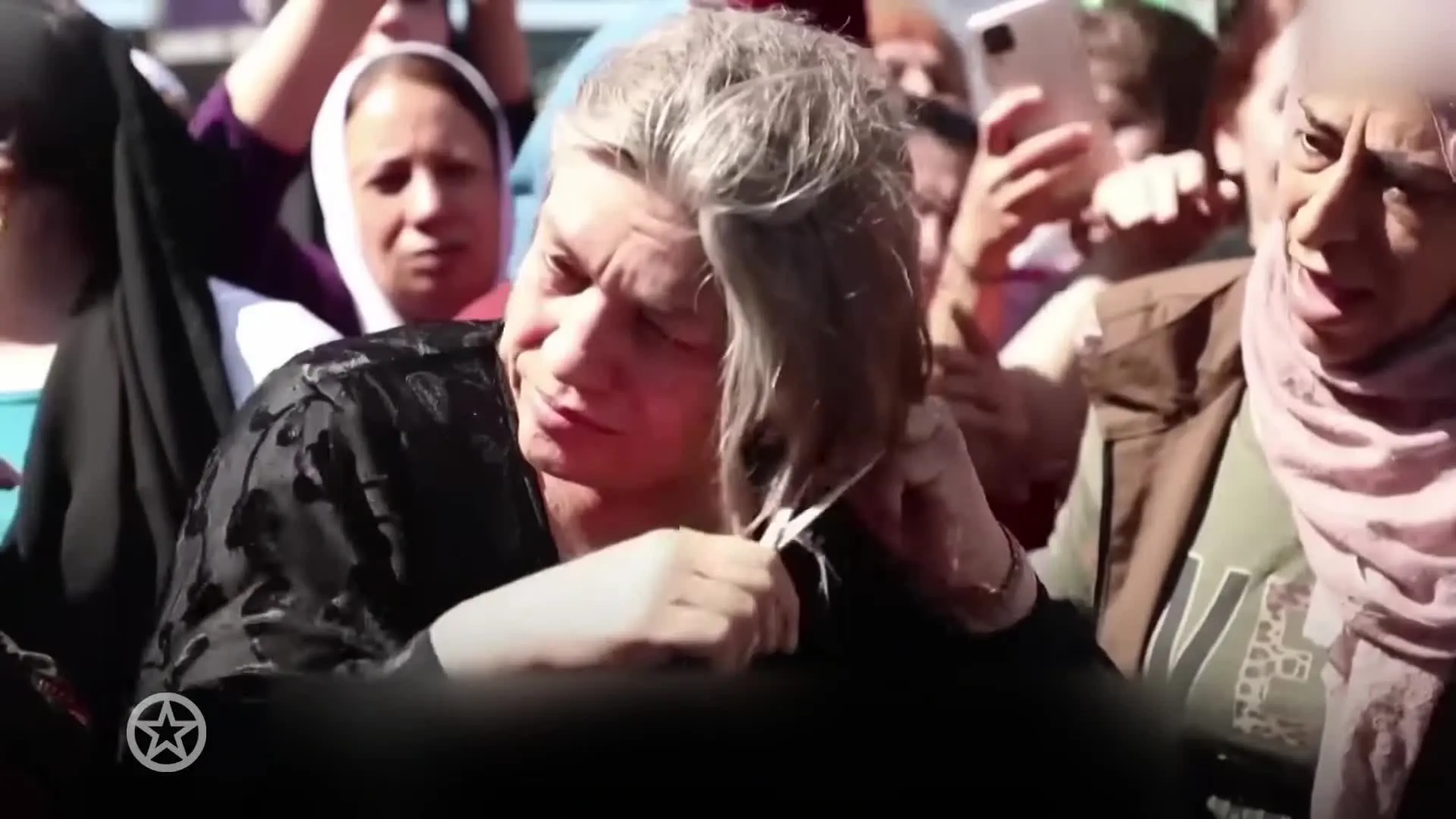 Franse filmsterren knippen haar af uit solidariteit met Iran