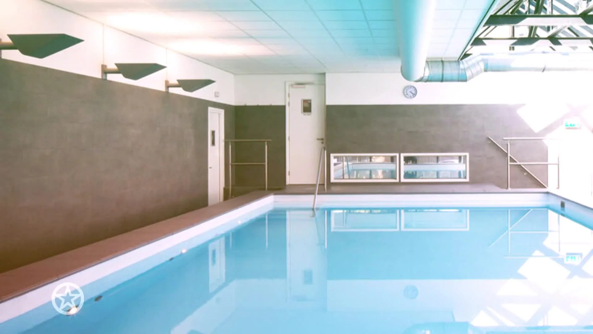 Dennis van der Geest opent sportschool weer na brand