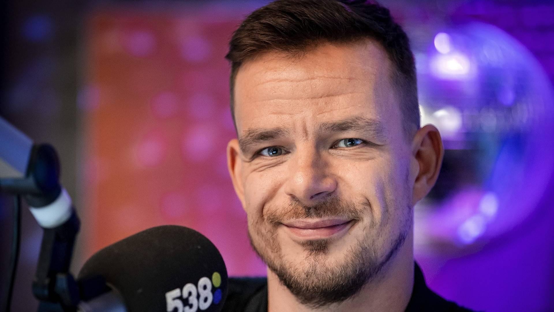 Catastrofaal auto-ongeluk voor bekende radio-dj en zijn hond