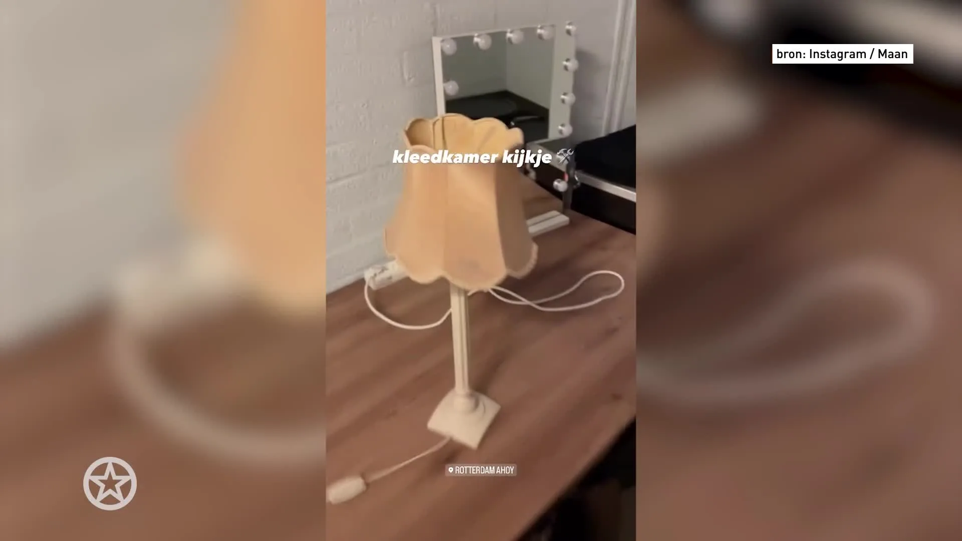 Maan geeft kleedkamertour