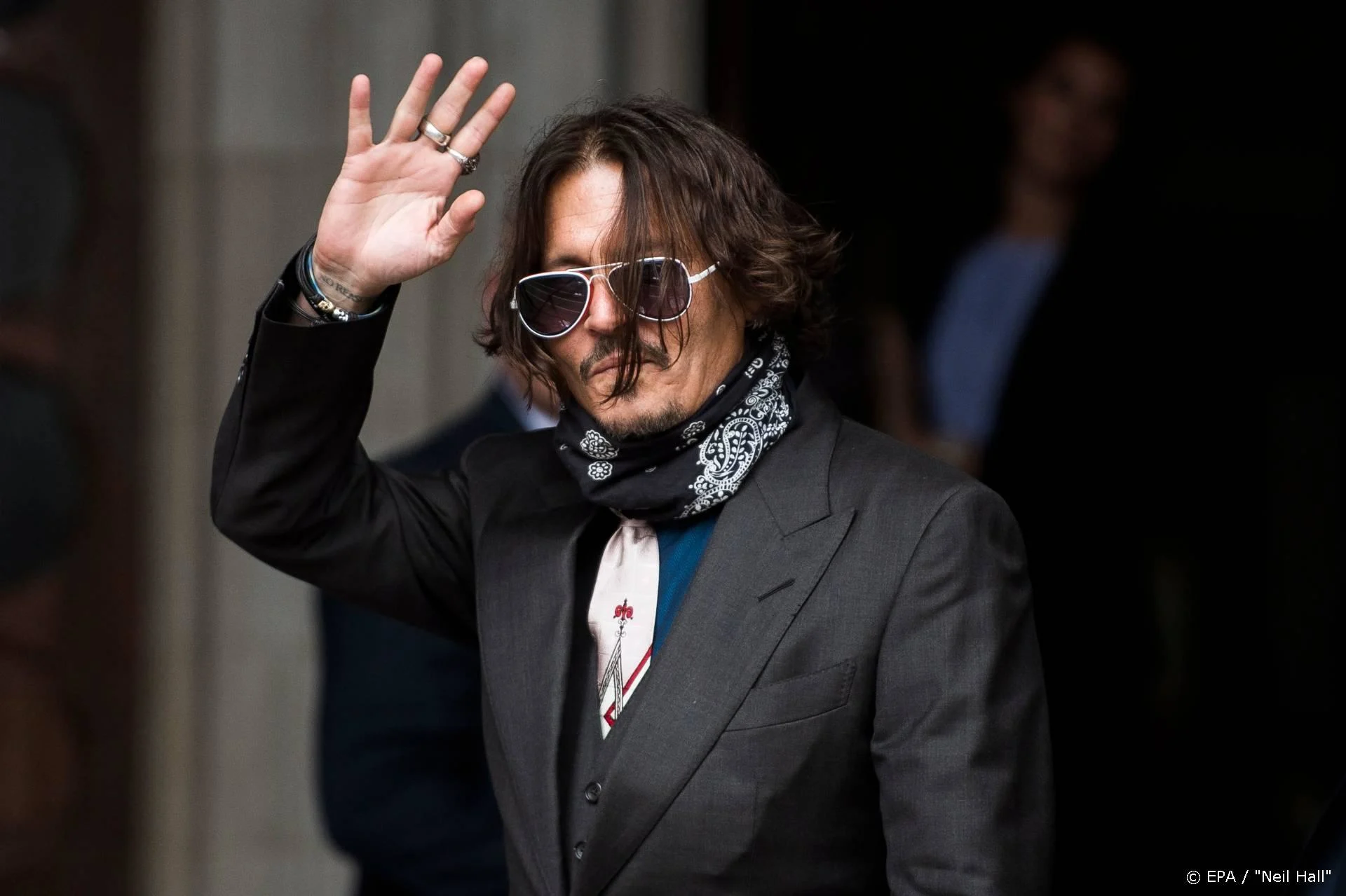 Johnny Depp zou hondje Amber Heard uit raam gehangen hebben