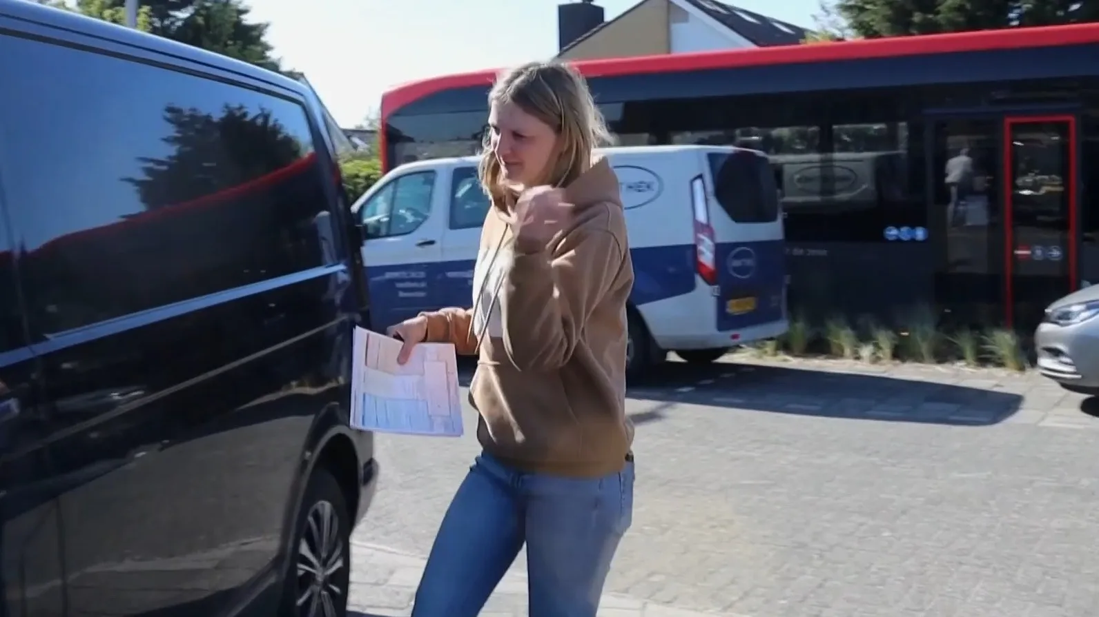 Lijnbus knalt op busje met Montana en Martien Meiland: fikse schade