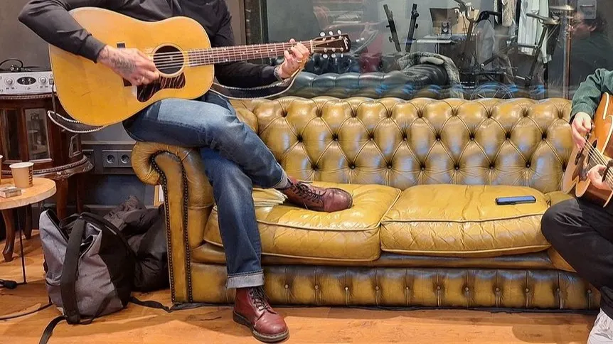 Hinten deze twee bekende zangers op een nieuw nummer samen?