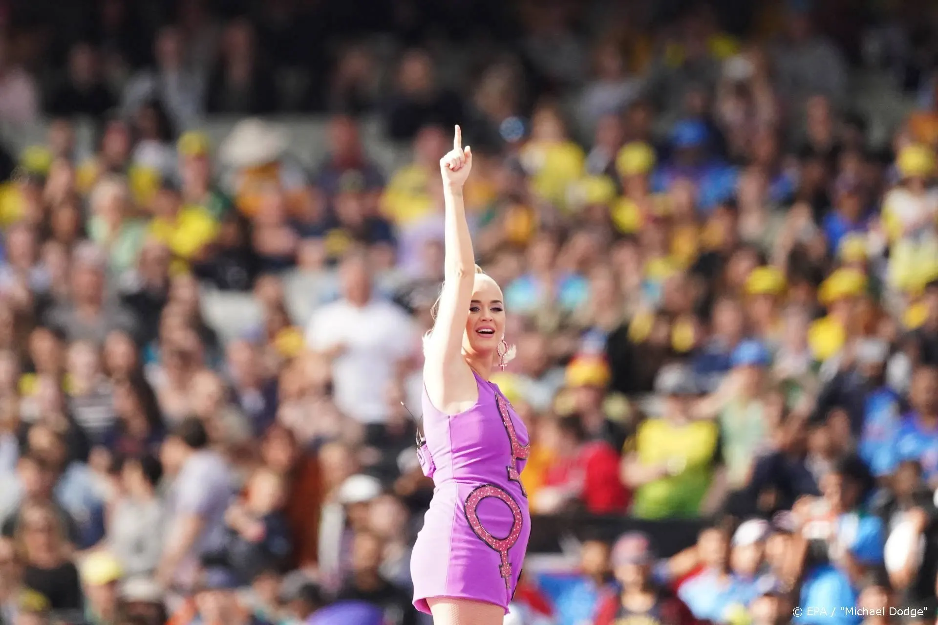 Katy Perry hoopt op een meisje