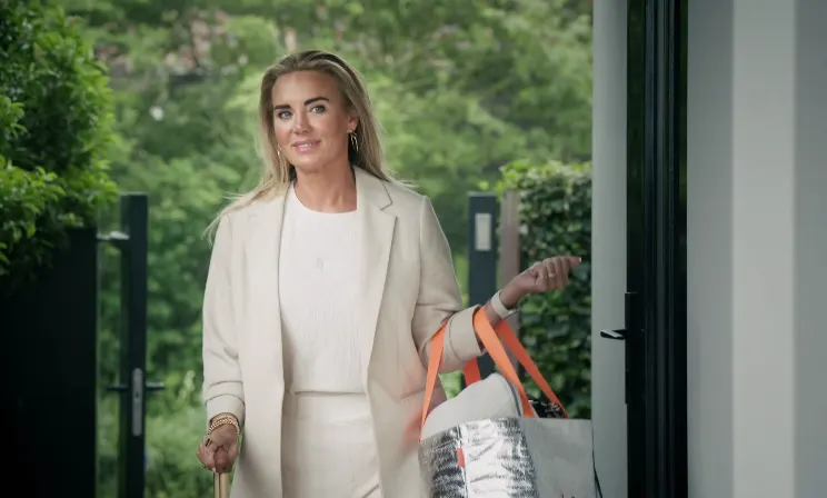 Zoon André en Monique wilde middelvinger opsteken naar fotograaf 