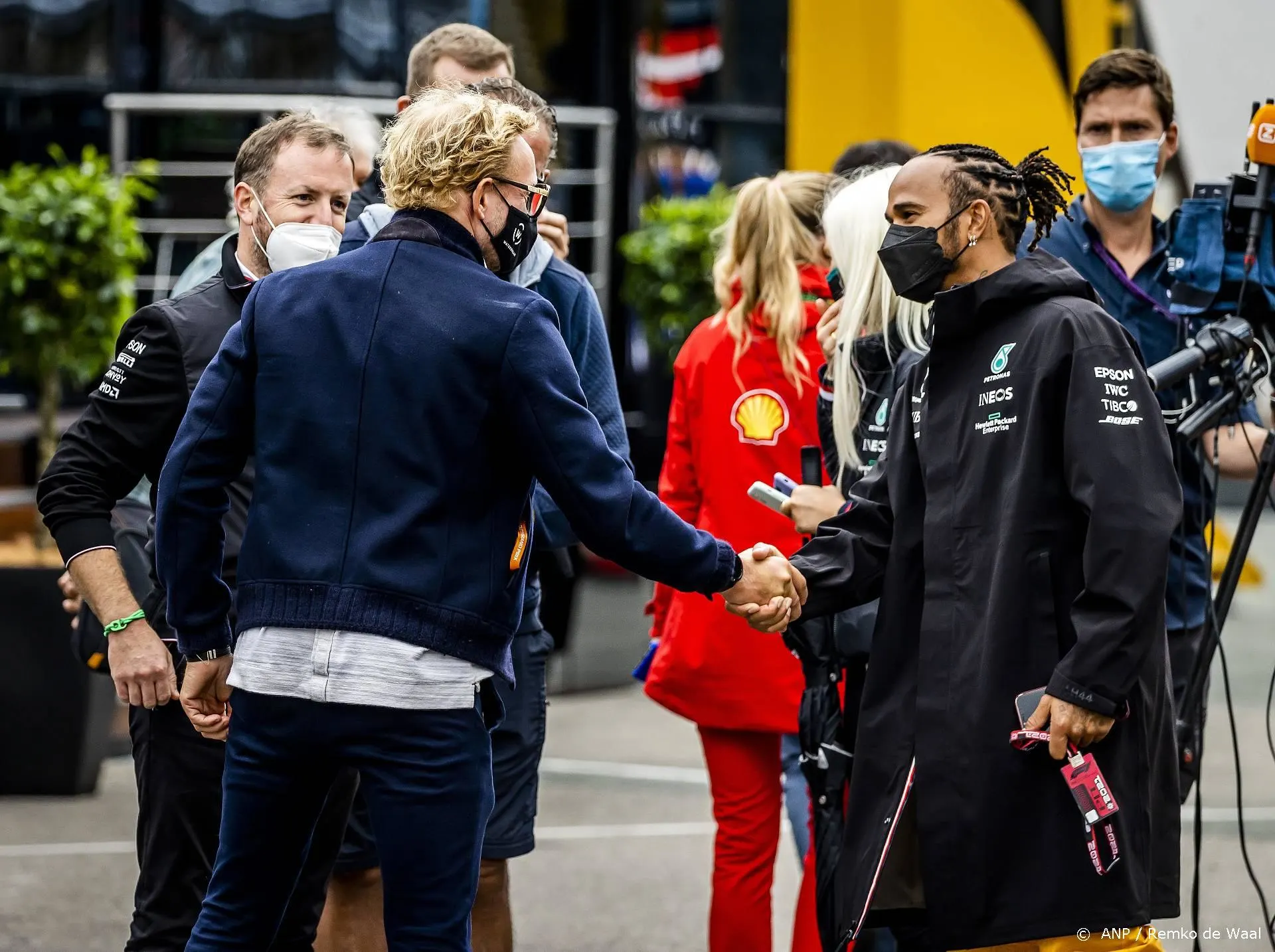 Prins Bernhard gaat wéér de fout in 