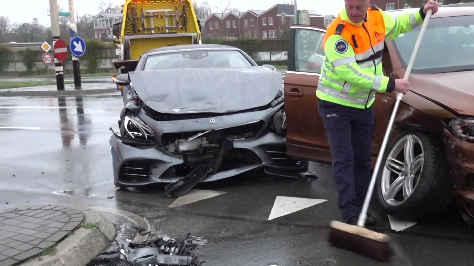 Auto van Wolter Kroes aan flarden na botsing