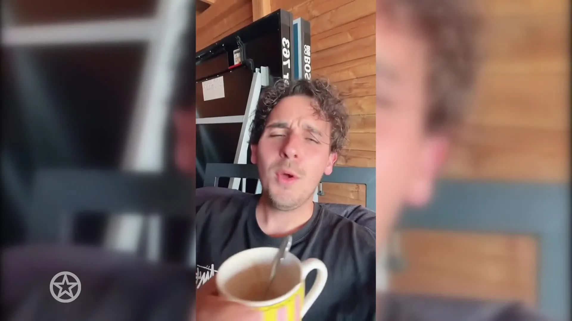 Nielson en vrouw genieten van concert